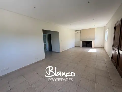 Casa en Alquiler con 2 cocheras