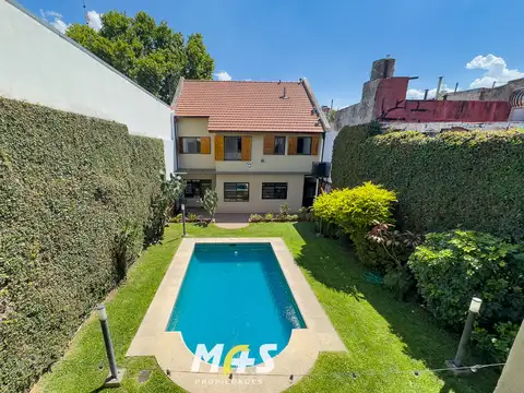 Casa en Alquiler con 2 cocheras