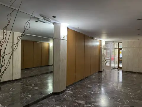 Departamento de 4 ambientes con dependencia de servicio patio y cochera