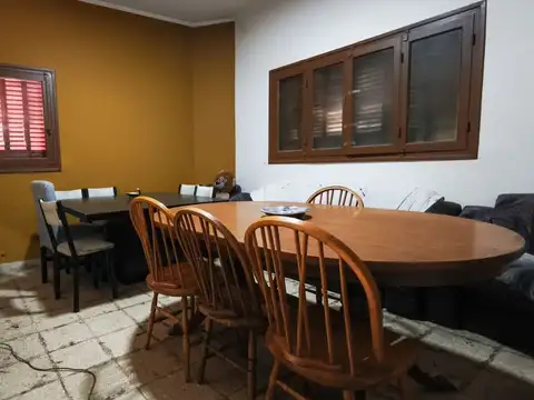 CASA EN VENTA CON IMPORTANTE TERRENO EN GODOY CRUZ