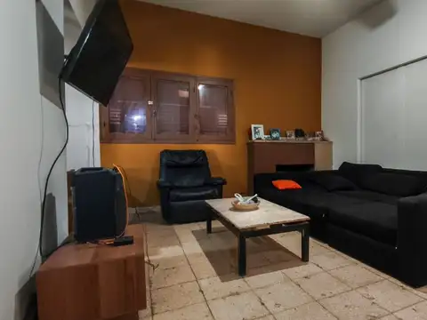 Casa 8 ambientes con 2 baños
