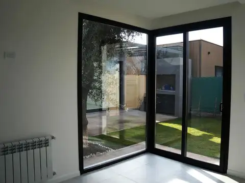Casa en Alquiler con 1 cochera