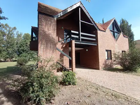 Casa canadiense en venta sobre doble lote en las Praderas de Luján. Permuta.