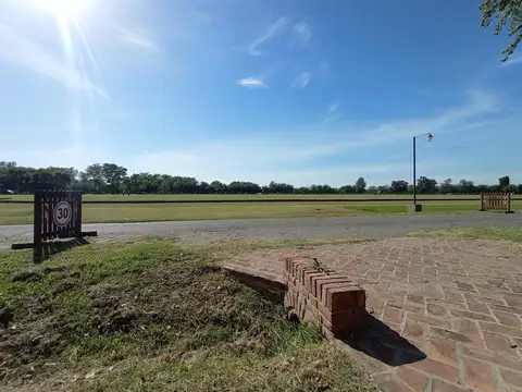 Casa canadiense en venta sobre doble lote en las Praderas de Luján. Permuta.