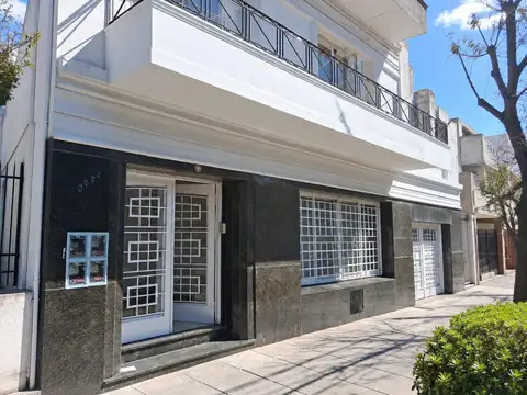 Alquiler. Córdoba y Borges. Olivos. PH en planta baja con Jardin! 215 m2.