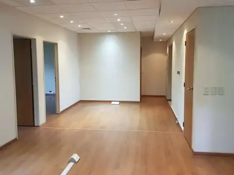 Oficina en Alquiler con 2 cocheras