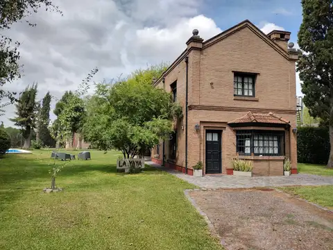 NOE. Venta. Casa De Estilo. 4 Amb. Lote 1.460 M2. Barrio Parque Sakura, Exaltacion de la Cruz