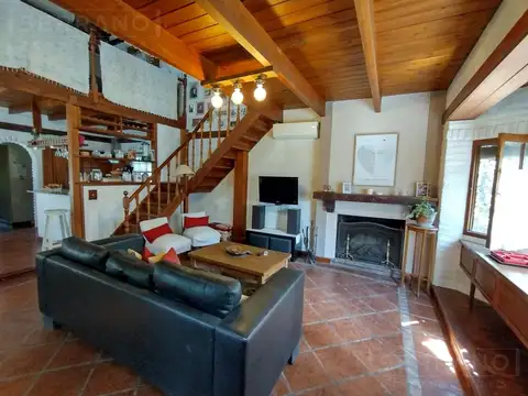 Casa 4 ambientes con 2 baños