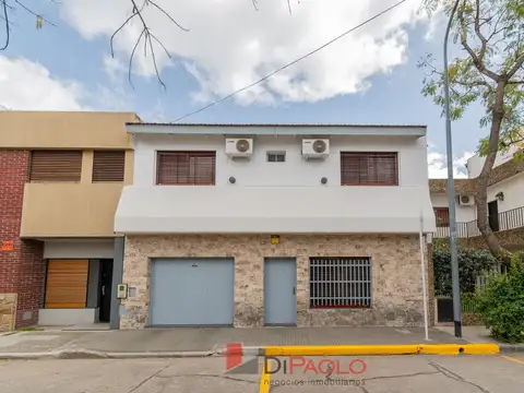 Venta Casa 4 ambientes con cochera, patio y parrilla en Versalles