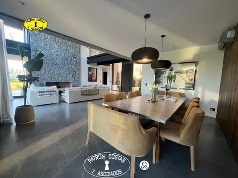 Casa en Venta con 2 cocheras