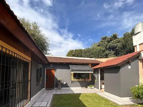 Amplia casa con jardín, piscina, quincho y garage