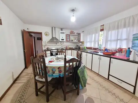 Casa en Venta con 3 cocheras