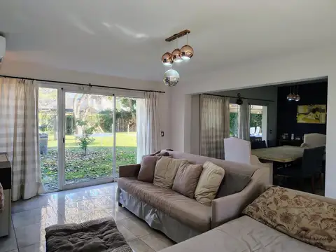 Casa en Venta con 3 cocheras