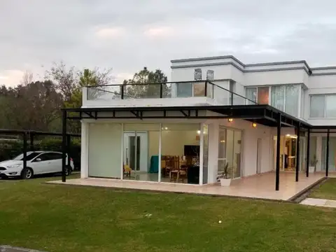 Moderna Propiedad en Venta, 350 m². Posada de Los Lagos, Brandsen.