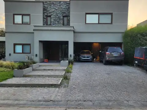 Venta Casa en Los Naranjos Canning  venta 6 ambientes dos tres plantas jardín pileta parrilla