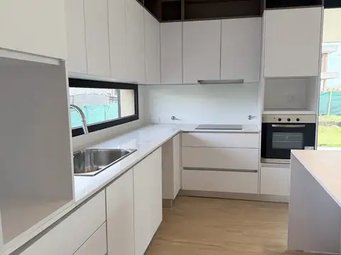 Casa 5 ambientes con 2 baños