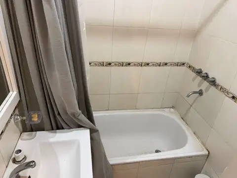 Casa 4 ambientes con pileta y deposito  en VENTA