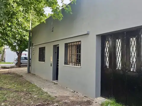Rio de Janeiro 1990. Bella Vista. apta Crédito hipotecario. Casa con Cochera y Local comercial.