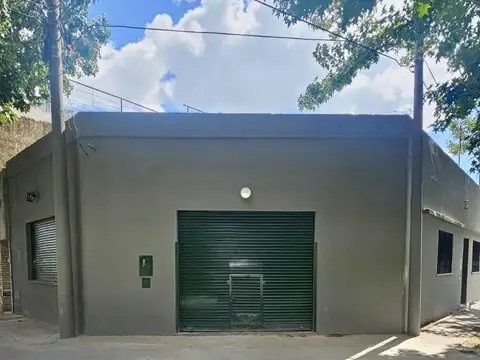 Casa Rio de Janeiro esq. Ituzangó. Bella Vista. Casa con Cochera y Local comercial