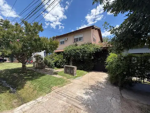 VENTA DE CASA IDEAL 2 FAMILIAS O INVERSOR EN ESCOBAR CENTRO CON GRAN TERRENO GARAGE Y QUINCHO