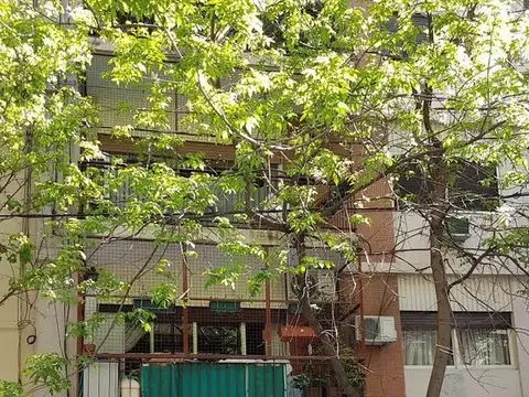 EN LA MEJOR UBICACIÓN DE CABALLITO, A METROS DEL PARQUE RIVADAVIA, EN SOLIDO EDIFICIO, 2 AMBIENTES MUY LUMINOSOS  