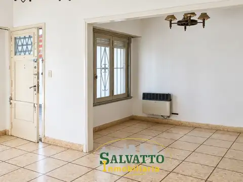 Gran lote de 390 m² sobre Av. Mario Bravo con dos chalets en Punta Mogotes