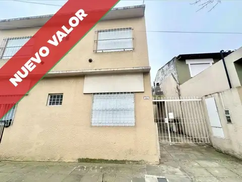 Departamento tres ambientes primer piso por escalera.