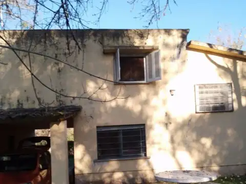Venta de casa con pileta y gran parque en Villa La Ribera