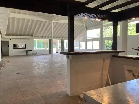 Local en venta sobre Ruta 8 con amplia financiación!