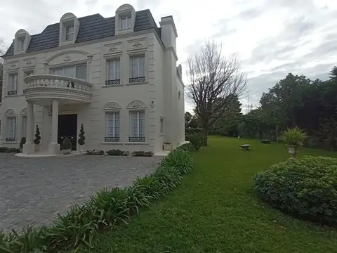 Casa en Venta con 2 cocheras