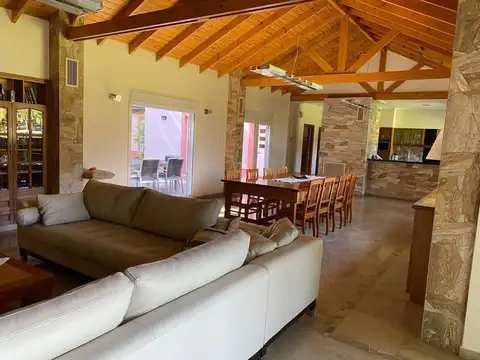 CASA DE CATEGORIA EN BARRIO LAS LOMITAS.