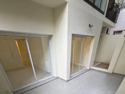 EXCELENTE DEPARTAMENTO 4 AMB. - PLANTA BAJA - 2 PATIOS - 2 BAÑOS - BAULERA - APTO CREDITO - INMEJORABLE UBICACION