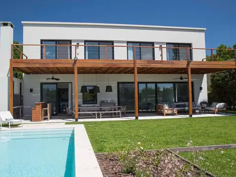 Laguna del Sol. Casa sobre la laguna en alquiler temporario. barrio cerrado. jardin y pileta