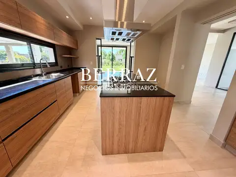 Casa en Venta con 6 cocheras