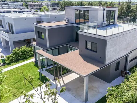 Casa 8 ambientes con 5 baños