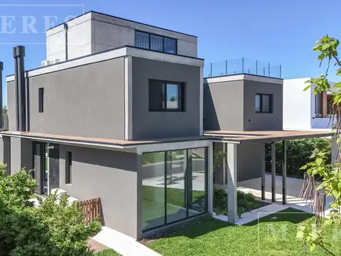 Casa en Alquiler con 3 cocheras