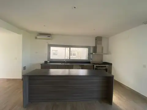 Casa en Alquiler con 2 cocheras