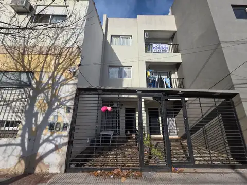 En Venta en Caseros Departamento de 1 Ambiente con Espacio Cochera y Patio Propio Sito en Planta BajA