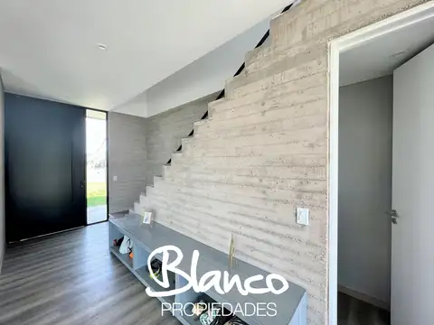 Casa en Alquiler con 4 cocheras