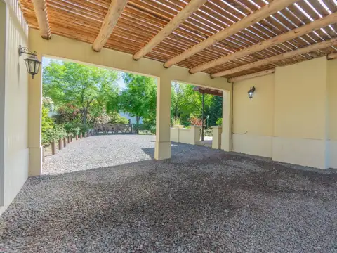 CASA 5 AMBIENTES C/PILETA/QUINCHO/EXCELENTE ESTADO