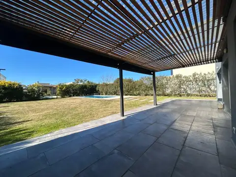 Casa en Venta - 5 AMB en Cantón - Puerto