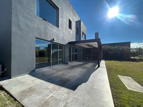 Casa Venta 3 dorm   dep Hermoso Jardin Parquizado Piscina - Lista para mudarse Escobar
