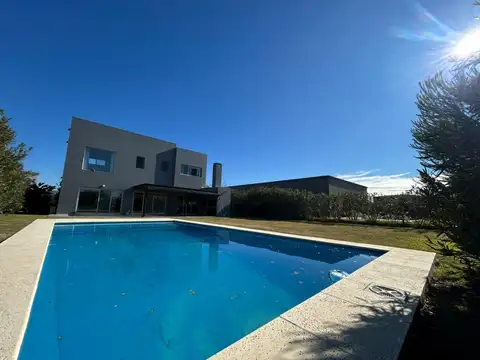 Casa en Venta con 2 cocheras