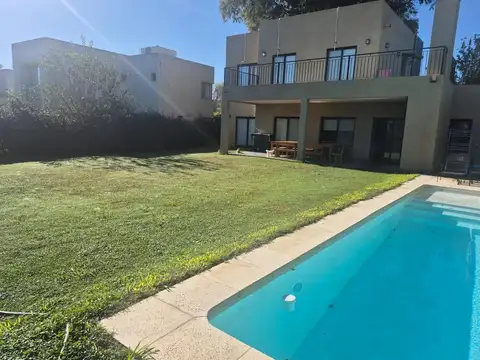 Casa 5 ambientes con 4 baños