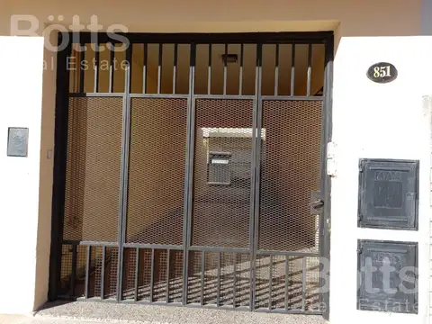 Departamento de 3 ambientes con COCHERA y JARDÍN, en LOBOS