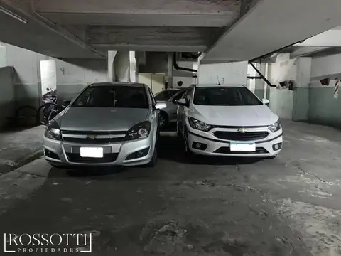 2 Cocheras juntas fijas cubiertas en edificio - 2,47 x 2,50 mts cada una.