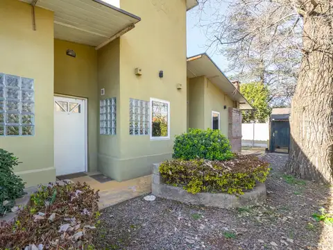 VENTA CASA 6 AMBIENTES CON PARQUE EN PILAR