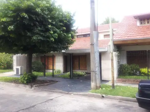 CHALET  4 AMB. CON FONDO CON PILETA EN V. SARMIENTO