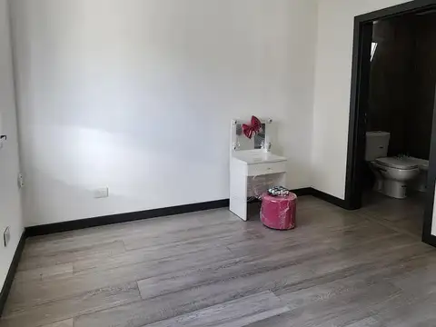 Casa en Alquiler con 2 cocheras
