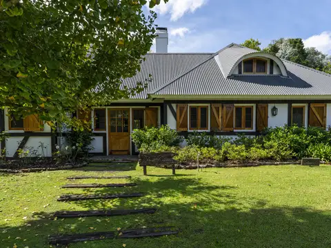Venta casa 5 ambientes Carmel CC sobre lote de 2.430 m2